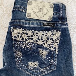 Like new Miss Me Signature Mid-Shorts in sz 25.